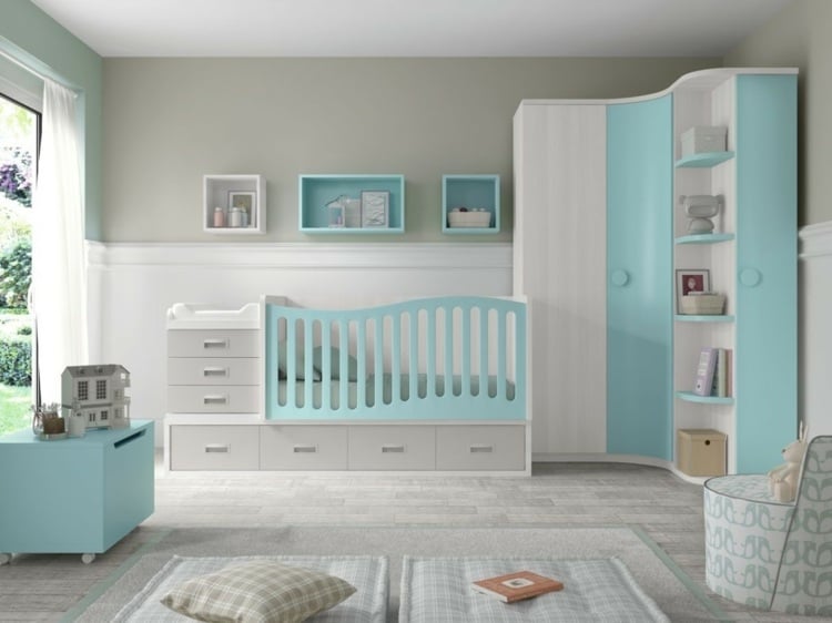 babyzimmer in mint und grau hellblau bett möbel kindesessel kissen teppich