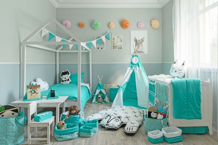 babyzimmer mint grau kinderzimmer tipi zweifarbige wand bilder aufbewahrugskÃ¶rbe