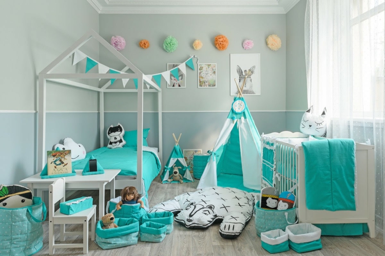 babyzimmer mint grau kinderzimmer tipi zweifarbige wand bilder aufbewahrugskörbe