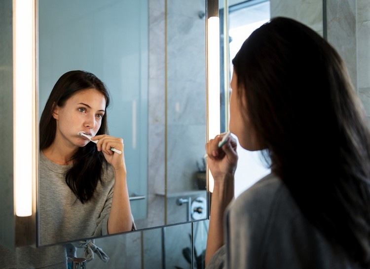 badspiegel mit led beleuchtung seitlich zähne putzen