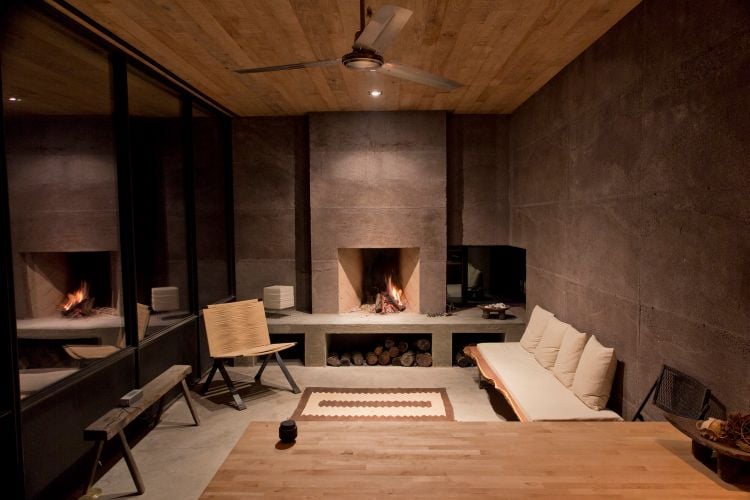 bauen mit stampflehm hybridmaterial moderne architektur casa caldera innenraum wohnzimmer kamin holz natürliche materialien