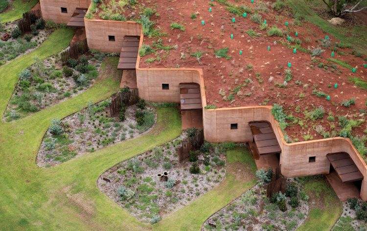bauen mit stampflehm hybridmaterial moderne architektur the great wall of west australia vogelsicht