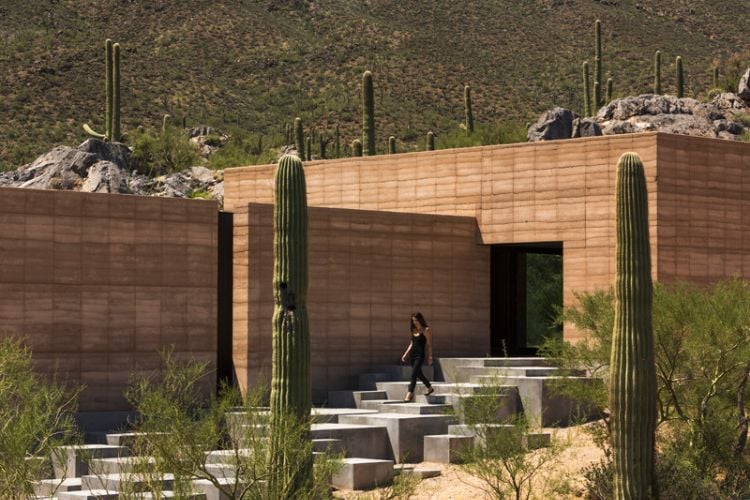 bauen mit stampflehm hybridmaterial moderne architektur tuscon mountain retreat kakteen hang