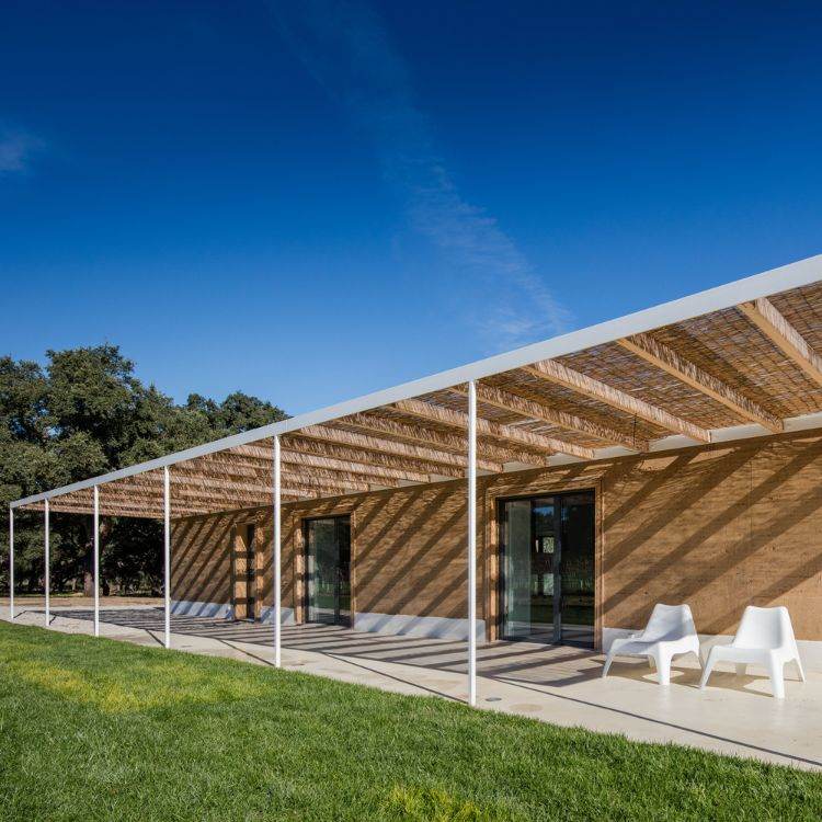 bauen mit stampflehm hybridmaterial moderne architektur vineyard house außensicht