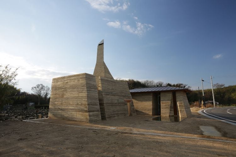 bauen mit stampflehm hybridmaterial moderne architektur zenkonyu haus japan lehmwände geometrische form