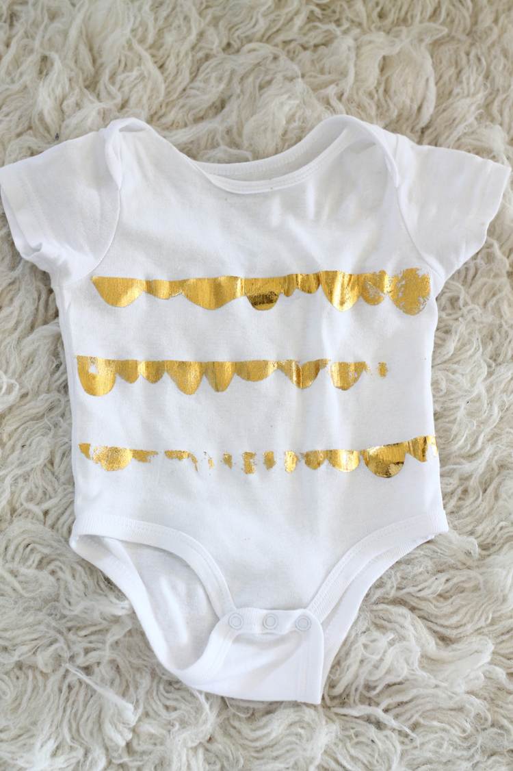 bekleidung babydody aufpeppen mit goldfolie basteln