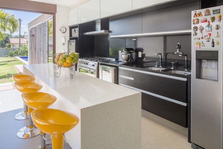 design haus mit pool modern bauweise brasilien baustil komfortabel praktisch fenster küche barhocker kücheninsel