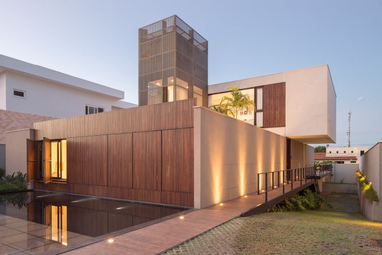 design haus mit pool modern bauweise brasilien baustil komfortabel praktisch fenster sichtschutz holz turm einfahrt garage
