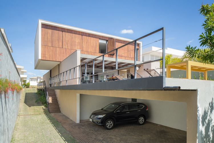 design haus mit pool modern bauweise brasilien baustil komfortabel praktisch treppe garage auto abhang