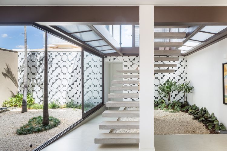 design haus mit pool modern bauweise brasilien baustil komfortabel praktisch treppe glasschiebetüren treppenhaus fliesenwand