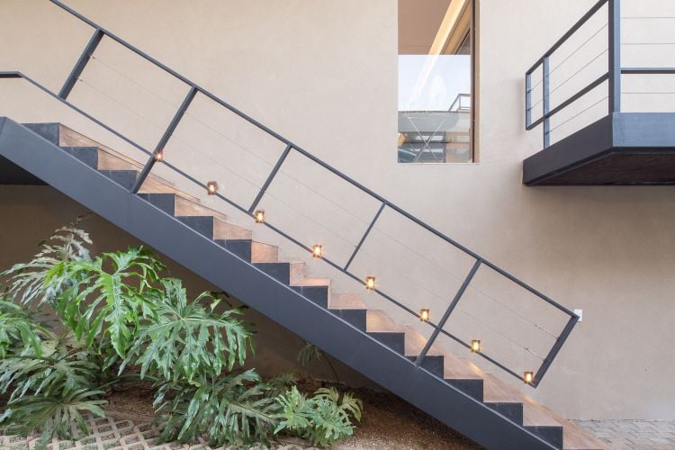 design haus mit pool modern bauweise brasilien baustil komfortabel praktisch treppe