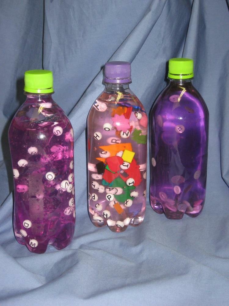 diy ideen sensory bottles babys kleinkinder buchstaben farbe knöpfe