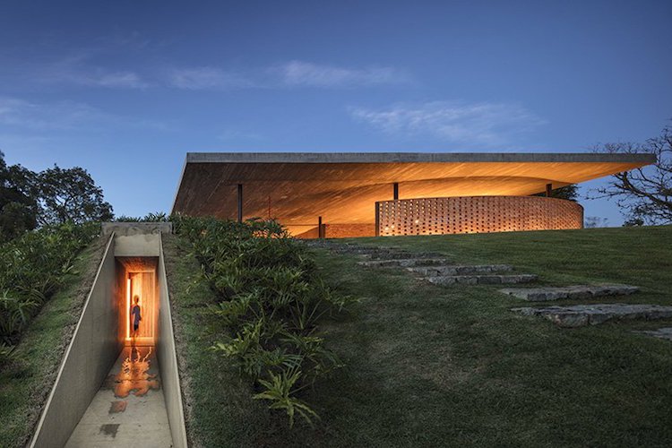 extensive dachbegrünung design planar house brasilien gründach mauerwerk natur grünfläche architektur abend außensicht