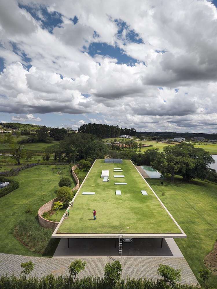 extensive dachbegrünung design planar house brasilien gründach mauerwerk natur grünfläche architektur vogelperspektive umgebung