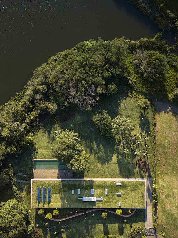 extensive dachbegrünung design planar house brasilien gründach mauerwerk natur grünfläche architektur vogelperspektive