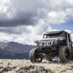 fab four jeep wrangler ausrüstung auto umbau modell stoßdämpfer windschutzscheibe gebirge