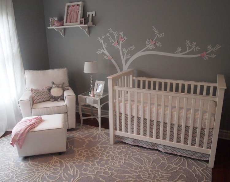 farbgestaltung babyzimmer grau weiß rosa baum wandsticker