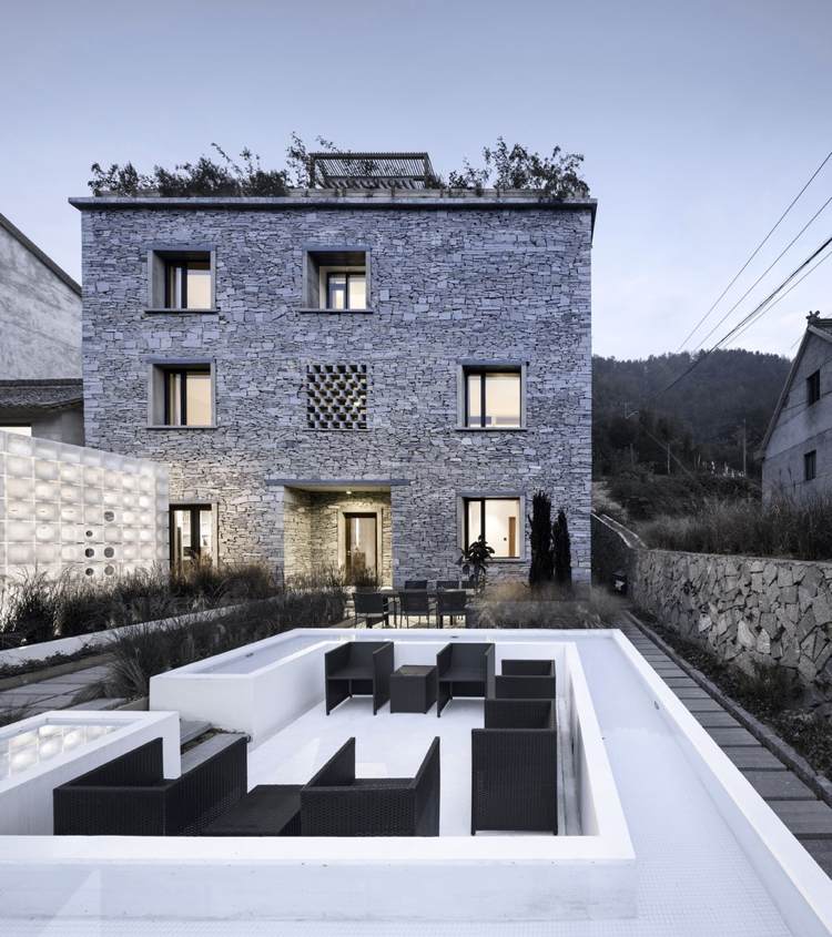 flachdach villa gartenteich modern terrasse rattan moebel