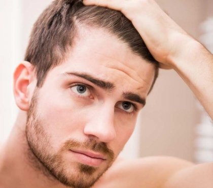 frisuren mit geheimratsecken für männer haarschnitt haaransatz verdecken
