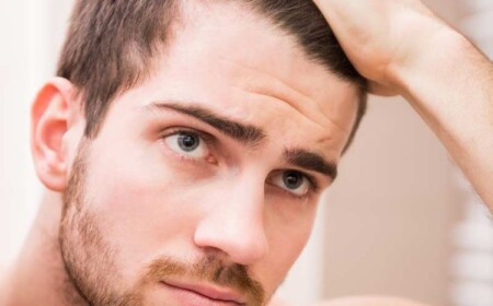 frisuren mit geheimratsecken für männer haarschnitt haaransatz verdecken