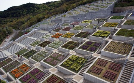 garten terrassieren hanggarten terrassengarten gestaltung gartenbau minimalistisch stürzmauer design japan awaji hyakudanen