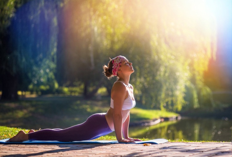 gesunde morgenroutine yoga dehnuebungen trainieren