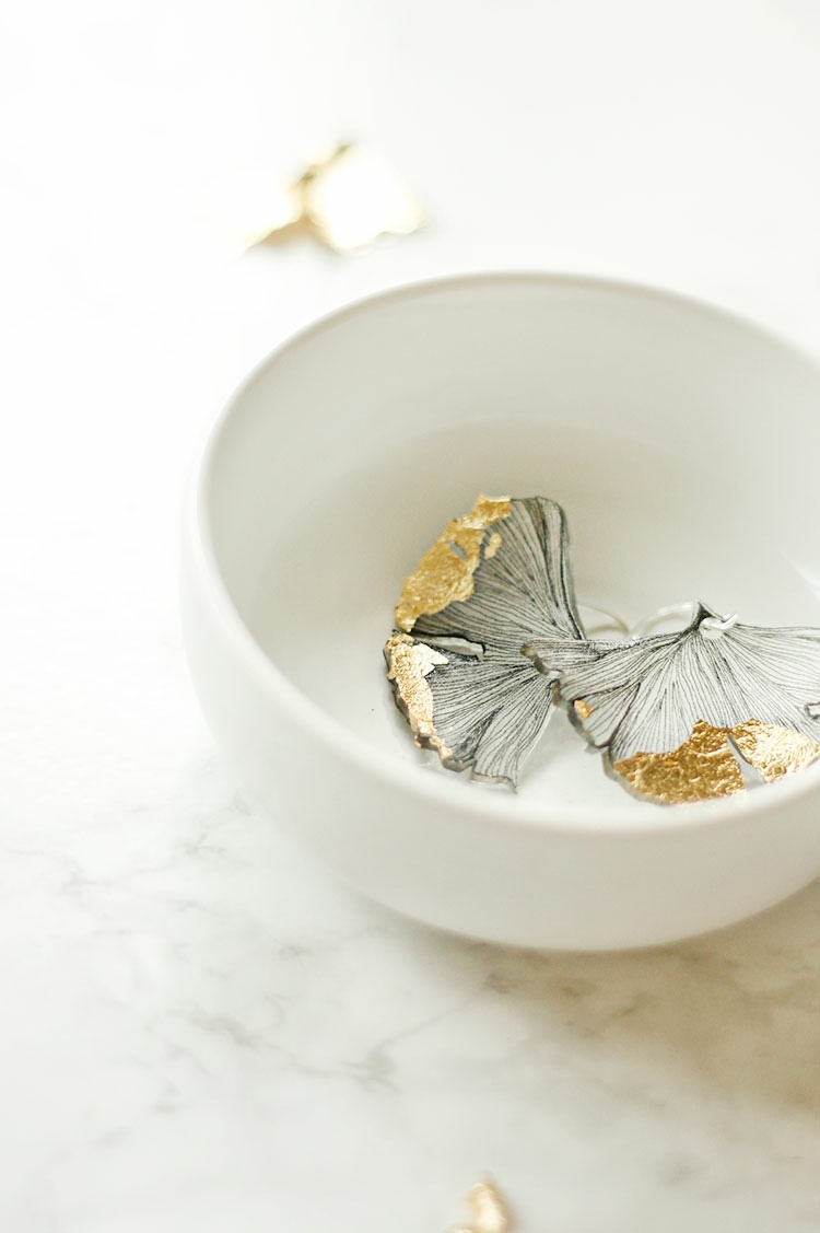 ginkoblatt ohrringe selber machen mit goldfolie dekorieren