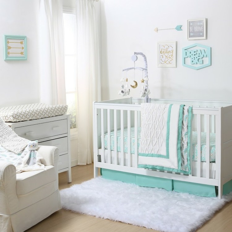 helles babyzimmer in mint und grau babybett mobile wickelkommode wandgestaltung deko decke
