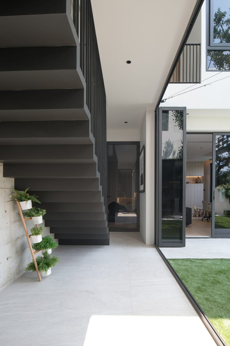 i house beton begrünte hausfassade treppenhaus innenhof