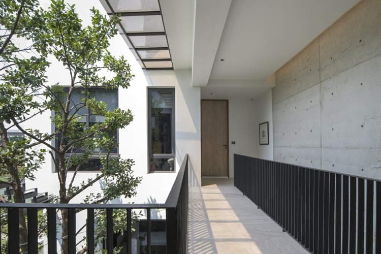 i house gooseberry design residenz begrünte fassade weiß beton innenhof