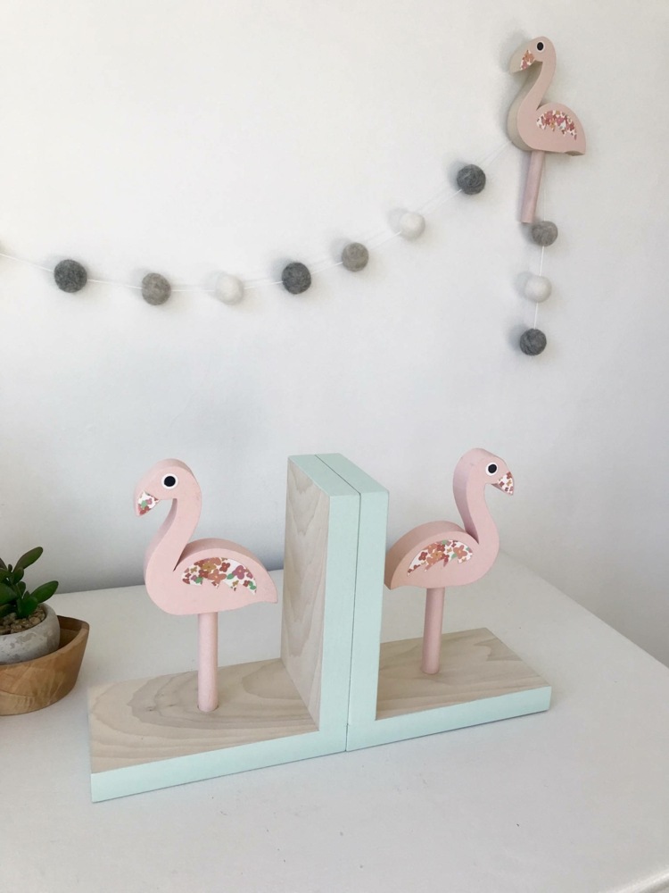 ideen für flamingo kinderzimmer deko buchstützen wandgestaltung