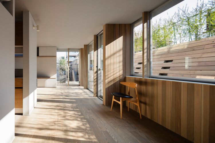 japanisches design haus architektur innovativ gestaltung holverkleidung stockwerke außensicht dachterrasse sichtschutz