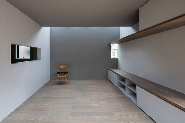 japanisches design haus architektur innovativ gestaltung holverkleidung stockwerke innenraum stühle grau wand