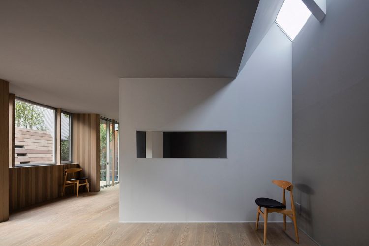 japanisches design haus architektur innovativ gestaltung holverkleidung stockwerke innenraum stühle weiße wände