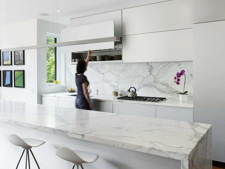 küche in weiß modern groß hell arbeitsplatte naturstein küchenrückwand