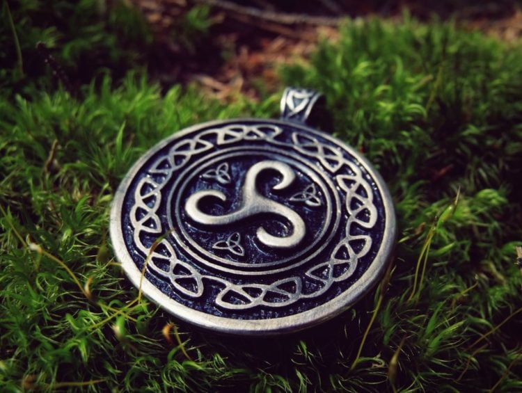 keltische symbole triskele spiral drei