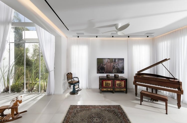 lichtdurchflutetes wohnzimmer piano vintage möbel led beleuchtung