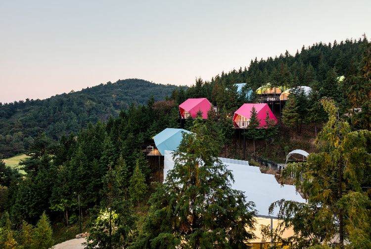 luxus campingplatz glamping südkorea architektur wald design resort ferienort gebäude aussicht zelte farben