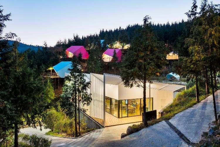 luxus campingplatz glamping südkorea architektur wald design resort ferienort restaurant gebäude aussicht zelte
