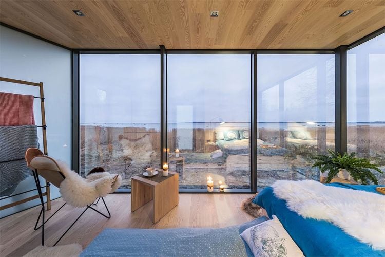 mini häuser wohnhaus kleinhaus mobil wohnung kleinformat waldhütte glassfassade ööd tiny haus wohnbereich ausblick strand