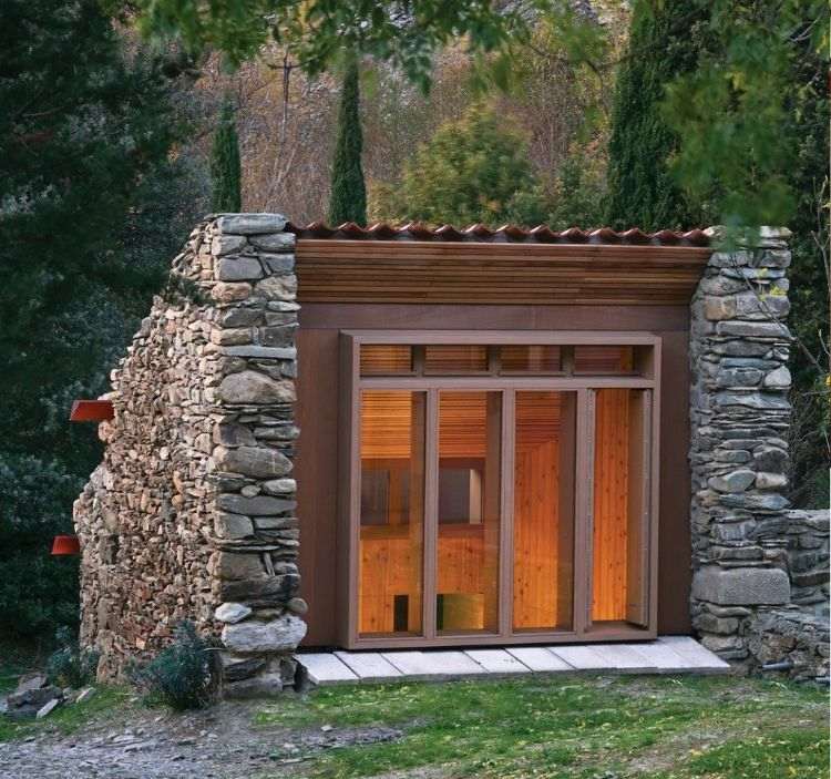 mini häuser wohnhaus kleinhaus mobil wohnung kleinformat waldhütte steinwände verglaste fassade holz