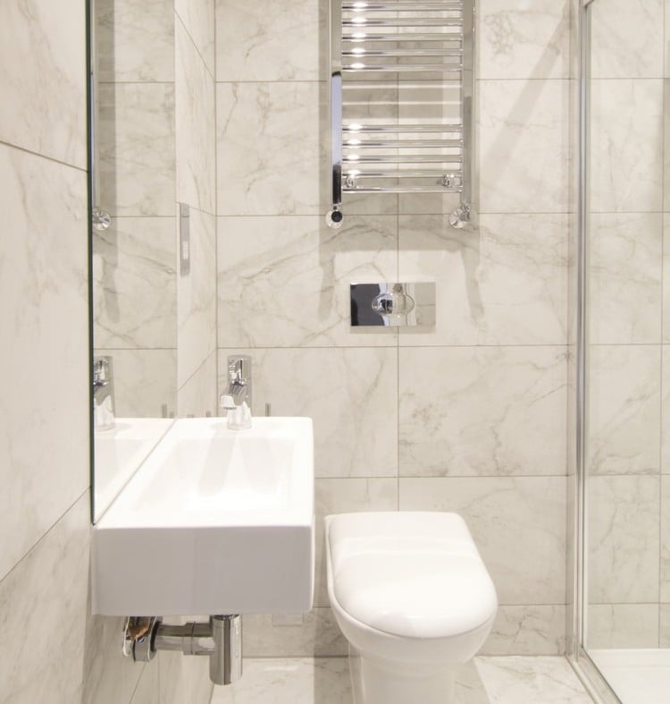 mini wohnung badezimmer sanitaer modern duschkabine marmorfliesen
