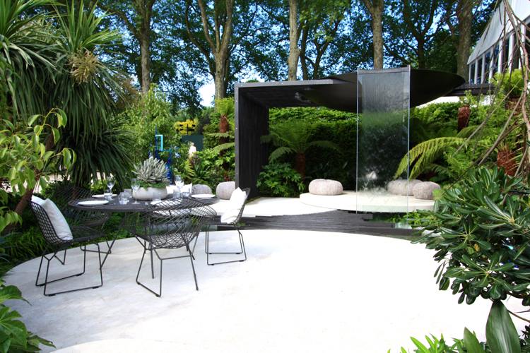 moderne Terrasse Metallmöbel Pergola Glaswand Wasserspiel