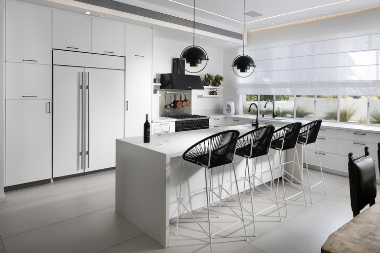 moderne küche schwarz weiß pendelleuchten kreisförmig