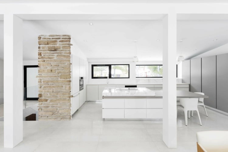 moderne weiße küche mit holz naturstein backstein