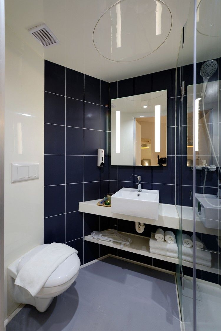 modernes bad design blaue fliesen badspiegel beleuchtung