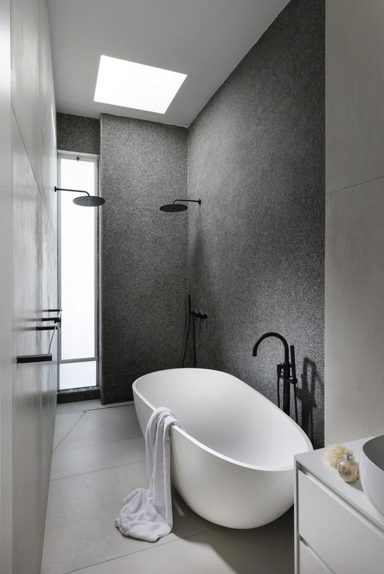 modernes bad schwarz weiß grau badewanne