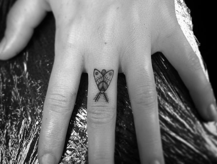 motte tattoo klein Finger-Tattoo Mittelfinger