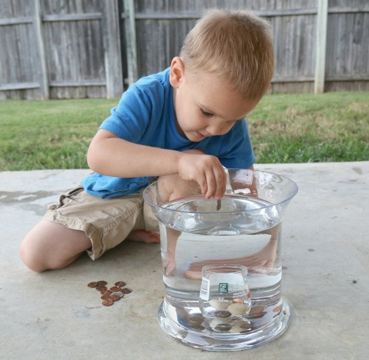 münzen werfen wasser garten kinder outdoor spiele
