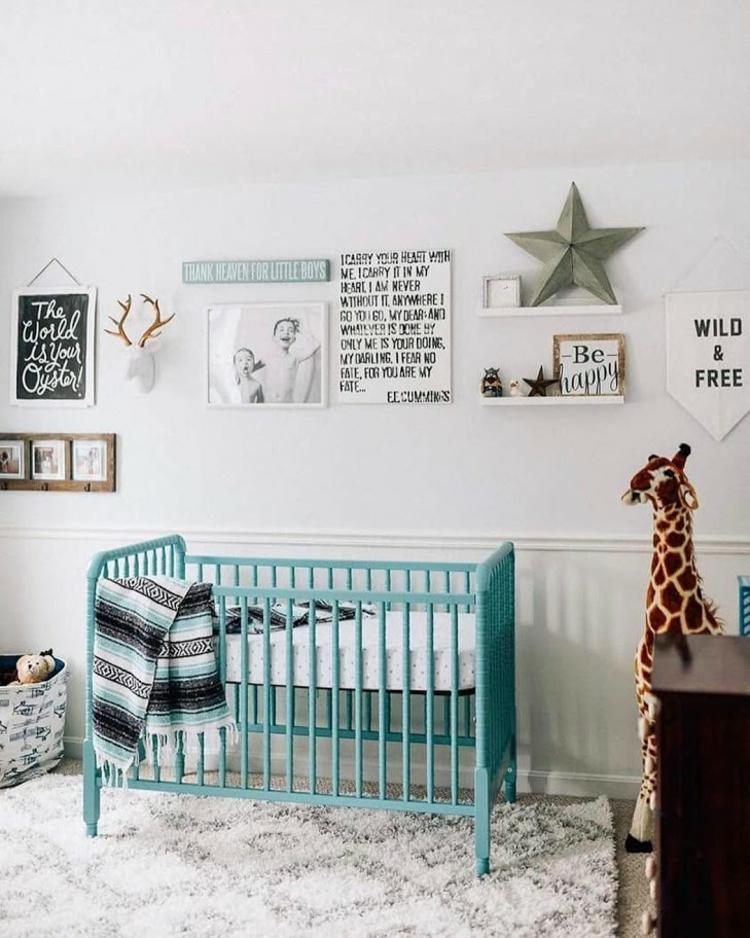 neutrales babyzimmer in mint und grau junge mädchen bett wandgestaltung teppichboden
